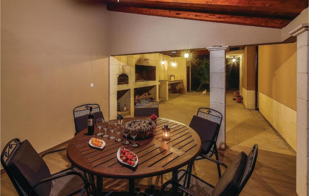 1 Bedroom Stunning Apartment In Kastel Gomilica Kaštela Exteriér fotografie