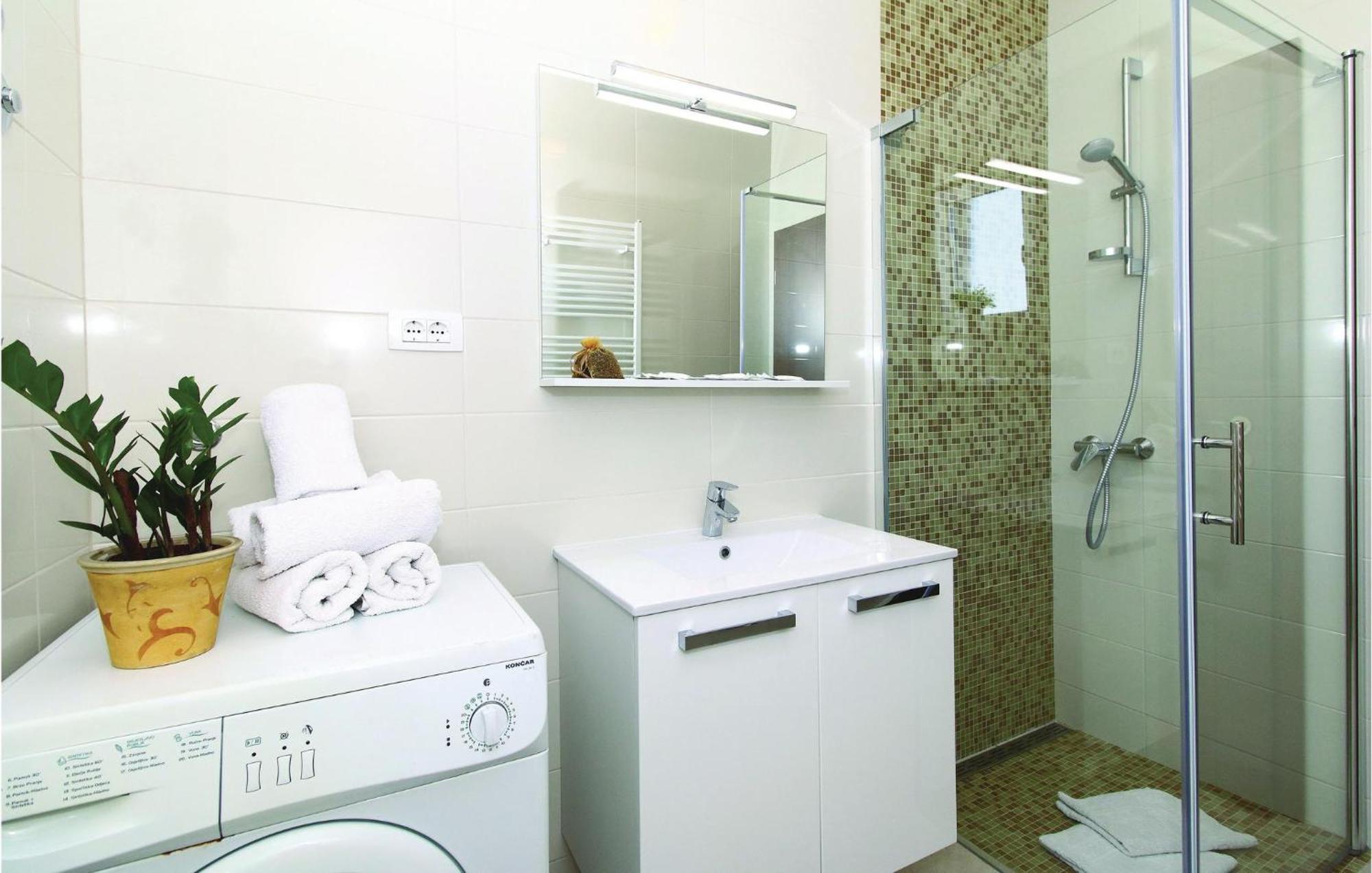 1 Bedroom Stunning Apartment In Kastel Gomilica Kaštela Exteriér fotografie